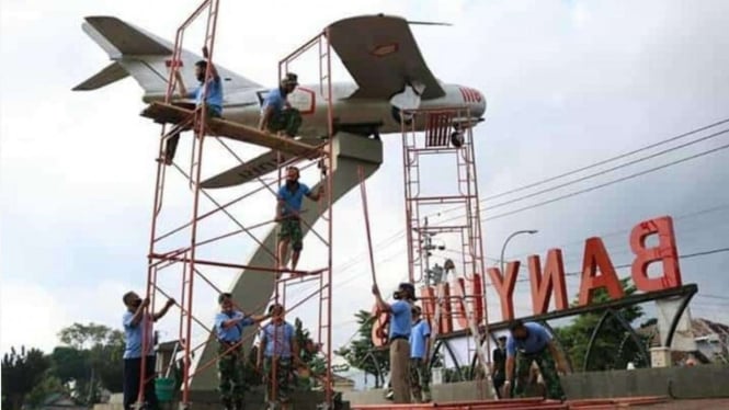 VIVA Militer: Prajurit Lanud J.B.S Bersihkan Monumen Pesawat Mig 17 Fresco