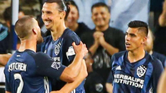 Zlatan Ibrahimovic bersama Joe Corona (kanan) di LA Galaxy.