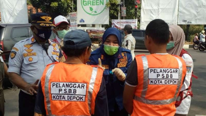 Pelanggar PSBB di Depok, Jawa Barat.