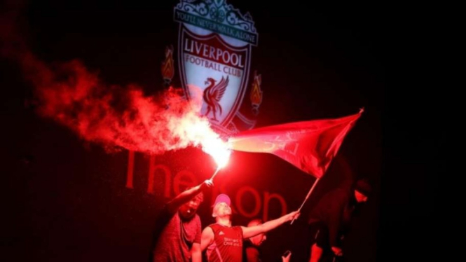Para penggemar Liverpool merayakan gelar juara di luar Anfield