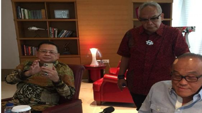 Ketua Dewan Pembina SOKSI ARB sedang webinar dengan Depidar SOKSI Provinsi Bali Disaksikan Plt. Ketua Umum SOKSI Bobby Suhardiman dan Wakil Ketua SOKSI Bambang Soesatyo.