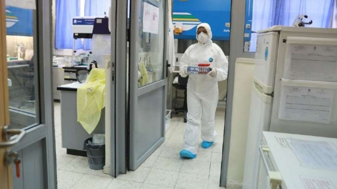Tes COVID-19 sedang dilakukan di Laboratorium Sentral Kementerian Kesehatan Palestina di kota Ramallah, Tepi Barat, pada 16 Maret 2020. Jumlah total kasus virus corona di Tepi Barat naik menjadi 39.
