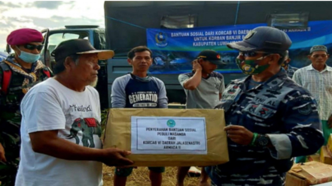 VIVA Militer: Lantamal VI Makassar Serahkan Bantuan ke Korban Banjir Masamba