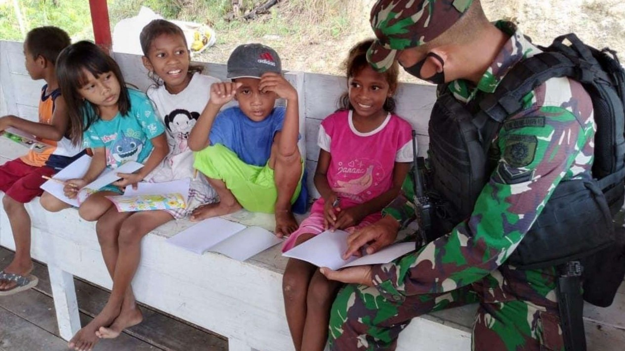 Foto Aksi Mulia Prajurit TNI Bagi Anak-anak Di Pedalaman Papua