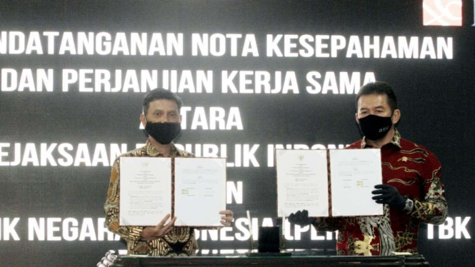 Direktur Utama BNI (Kiri) dan Jaksa Agung Republik Indonesia ST Burhanuddin (Kanan) saat menandatangni MoU di Jakarta, Jumat 24 Juli 2020.