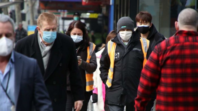 Warga di Melbourne harus mengenakan masker ketika keluar rumah untuk mencegah semakin banyaknya kasus baru COVID-19.