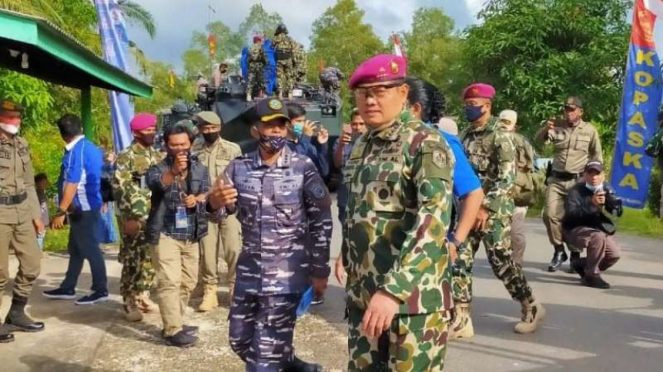 VIVA Militer: KSAL Laksamana TNI Yudo Margono bawa tank Marinir.