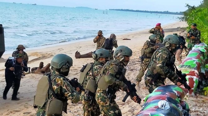 VIVA Militer: Prajurit TNI AL Koarmada I Latihan di Pulau Dabo Singkep, Kepri