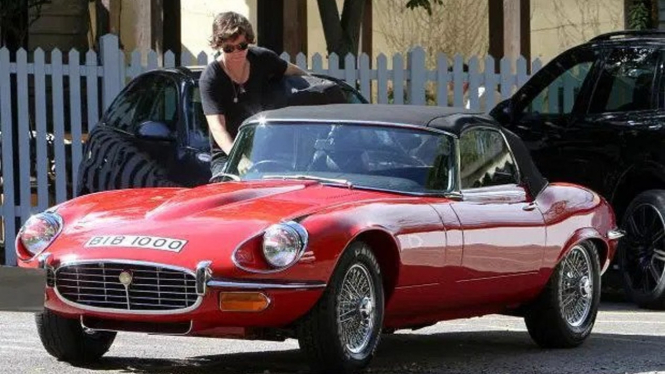 Harry Styles dengan mobil klasiknya