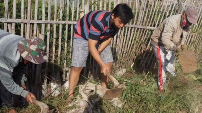 Dokumentasi kegiatan kerja bakti PMM UMM 64 dan warga desa Sukomulyo