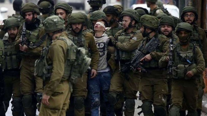 VIVA Militer: Pasukan Tentara Pertahanan Israel (IDF) menangkap pemuda Palsetina