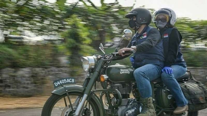 Gaya Ridwan Kamil dan Istri ketika berkendara memakai motor Royal Enfield