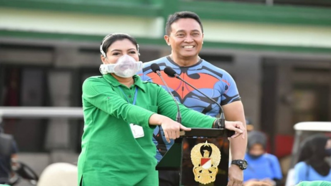 Istri KSAD, Hetty Andika Perkasa mengenakan masker oksigen
