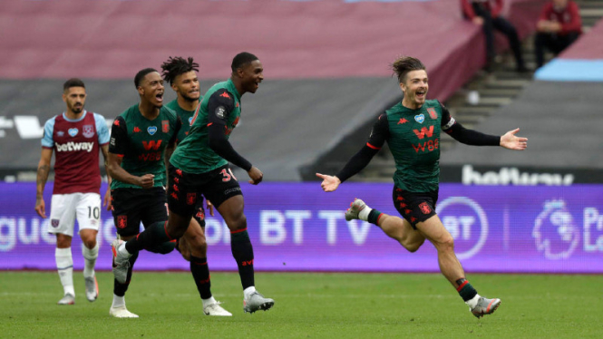 Bintang Aston Villa, Jack Grealish, merayakan gol ke gawang West Ham