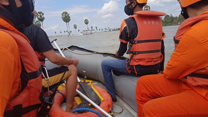 Tim BPBD Soppeng, Sulawesi Selatan, saat melakukan upaya pencarian korban tenggelam.