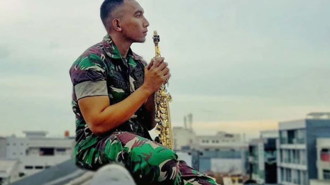 VIVA Militer: Serda Velix  Sanjaya memegang saxofon miliknya