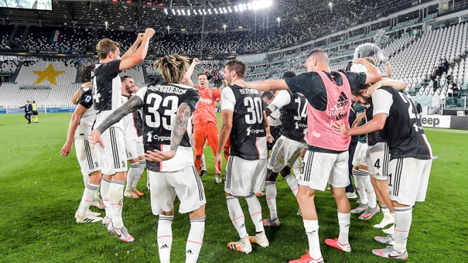 Pemain Juventus merayakan gelar juara Serie A 2019/2020