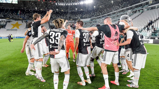 Pemain Juventus merayakan gelar juara Serie A 2019/2020