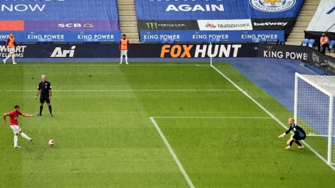 Pemain Manchester United, Bruno Fernandes mengeksekusi penalti