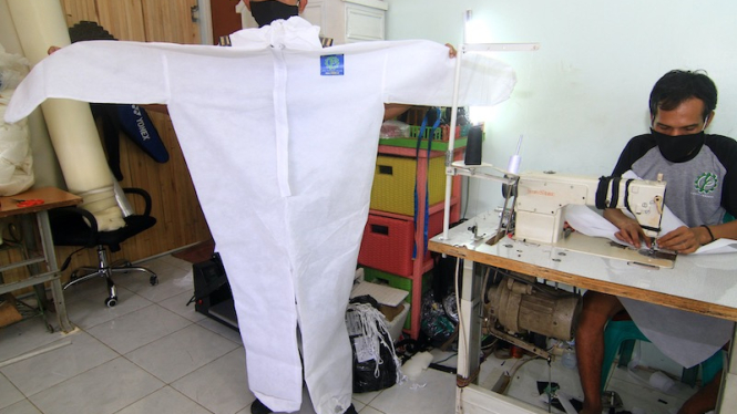 Pengrajin pamerkan jubah hazmat untuk tenaga kesehatan. (Foto ilustrasi) 