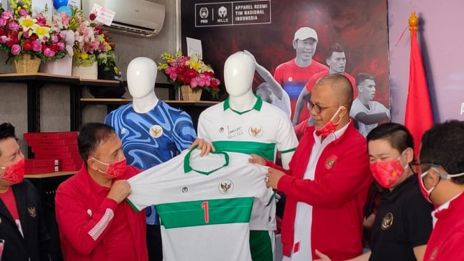 Ketua Umum PSSI, Mochamad Iriawan memegang jersey tandang Timnas Indonesia