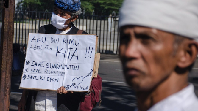 Budayawan melakukan aksi dukung Sunda Wiwitan Cigugur di depan Gedung Sate Bandung, Jawa Barat, Senin (27/7/2020). 