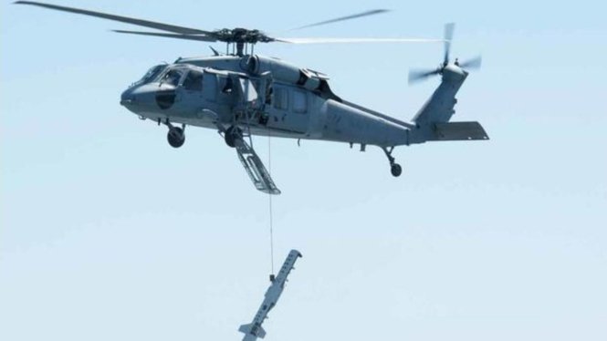 VIVA Militer: Helikopter Tempur Amerika Tidak Sengaja Menjatuhkan Pod