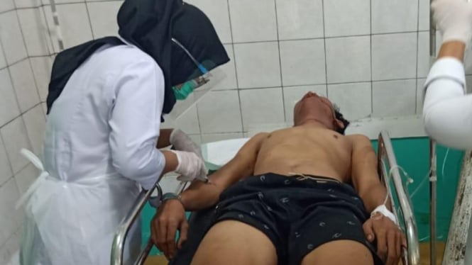 Tim medis merawat seorang pria yang berusaha bunuh diri setelah diduga membunuh istri dan anaknya di Banyuasin, Sumatera Selatan.
