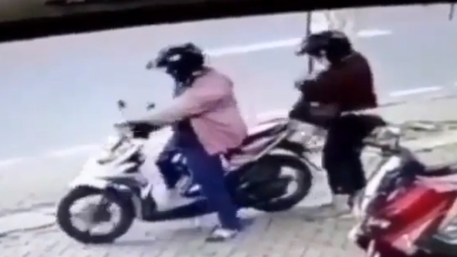 Video istri ketinggalan di parkiran motor