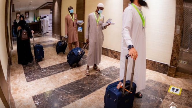 Jemaah haji menerapkan physical distancing setibanya di hotel Mekah