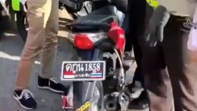 Sepeda motor dipasangi pelat nomor ala Thailand