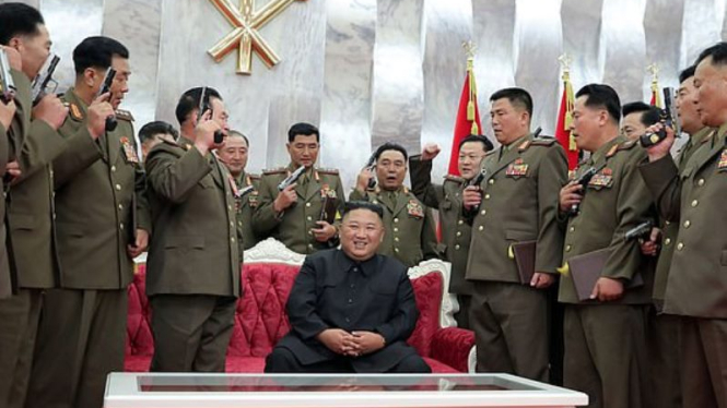 VIVA Militer: Pemimpin Tertinggi Korea Utara, Kim Jong-un (tengah)