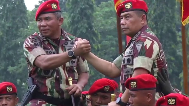 VIVA Militer: Mayjen TNI Eko Margiyono (kiri) saat menjabat Danjen Kopassus