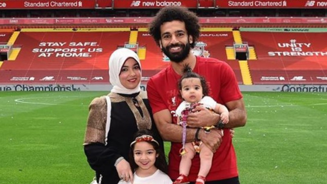 Bintang Liverpool, Mohamed Salah bersama istri dan kedua anaknya.