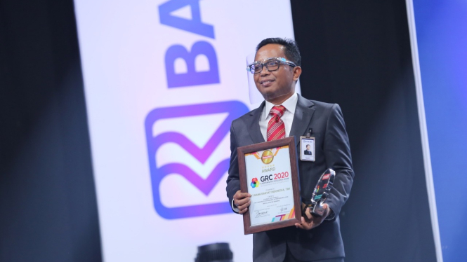 Direktur Jaringan dan Layanan BRI Ahmad Solichin Lutfiyanto saat menerima penghargaan di Ajang GRC & Performance Exellence Award 2020.