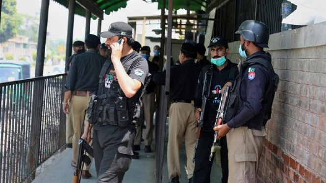 Polisi berjaga di ruang sidang kota Peshawar, Pakistan