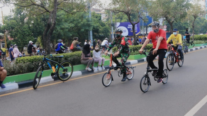 Sejumlah orang bersepeda dan berolahraga lainnya dalam kegiatan Car Free Day (Hari Bebas Kendaraan Bermotor) di Jalan Ahmad Yani, Kota Bekasi, Jawa Barat.