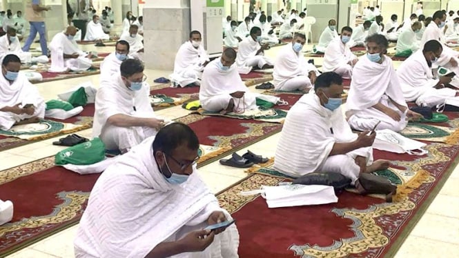 Jemaah haji melaksanakan wukuf di Masjid Namirah Arafah