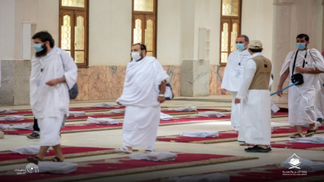 Jemaah haji melaksanakan wukuf di Masjid Namirah Arafah