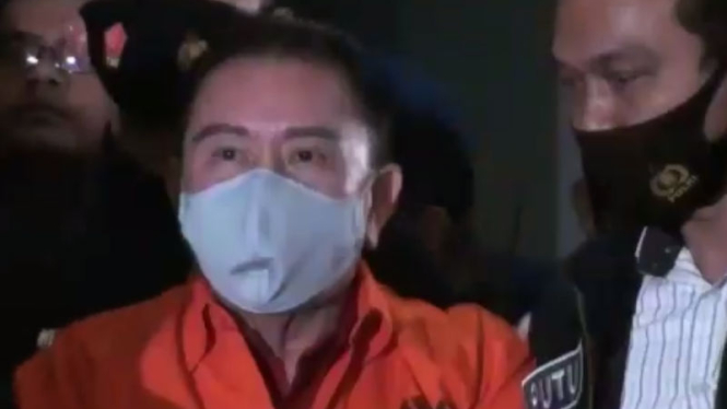 Djoko Tjandra (baju oranye) tiba di Bandara Halim, Jakarta.