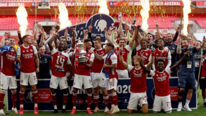 Pemain Arsenal rayakan gelar Piala FA 2019/20.