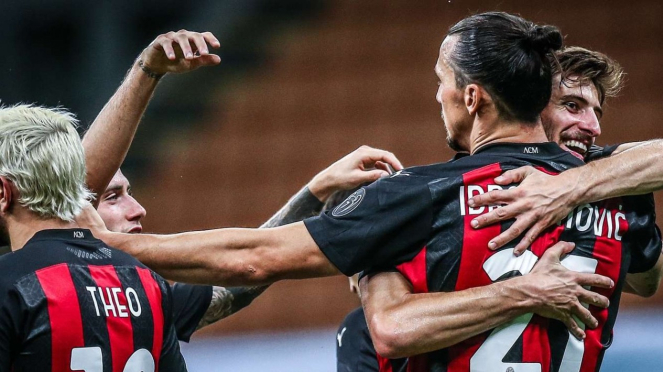 Zlatan Ibrahimovic merayakan gol dengan pemain AC Milan lainnya
