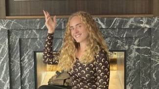 Adele Kembali Tampil Berbeda, Makin Langsing Dengan Rambut Ikal