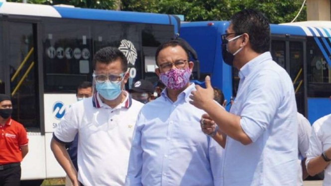 Gubernur DKI Jakarta Anies Baswedan dan Direktur Utama Transjakarta Sardjono Jhony Tjitrokusumo.