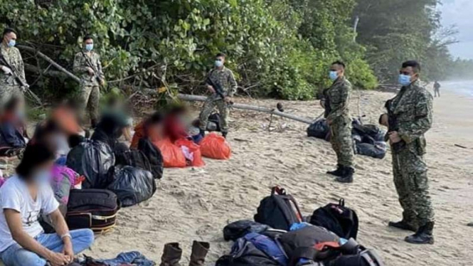 VIVA Militer: Tentara Malaysia menangkap WNI di pantai.