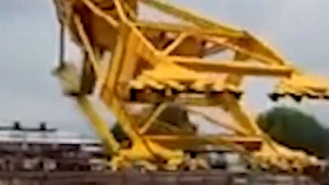 Crane raksasa jatuh di India.