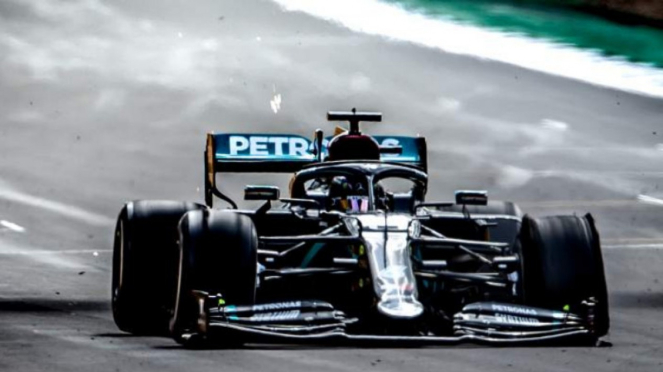 Ban mobil Lewis Hamilton pecah di GP Inggris