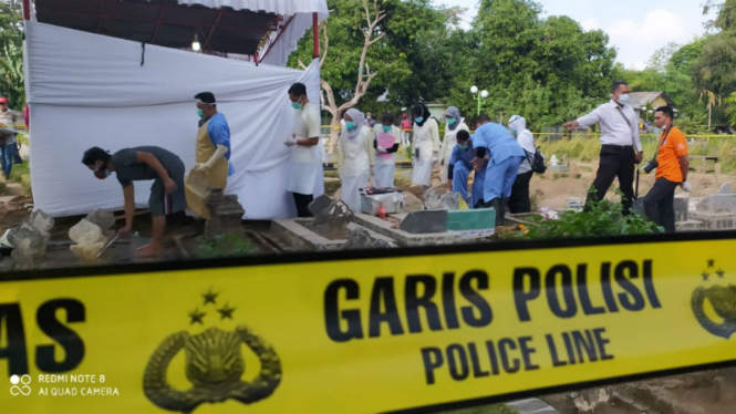 Polisi bongkar makam mahasiswi Unram