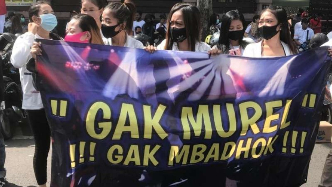 Ratusan pekerja tempat hiburan melakukan aksi di depan Balai Kota Surabaya, Jawa Timur, Senin, 3 Agustus 2020.