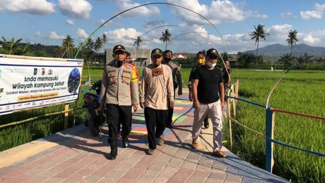 Kapolres Sumbawa AKBP Widy Saputra meninjau kampung sehat di Sumbawa